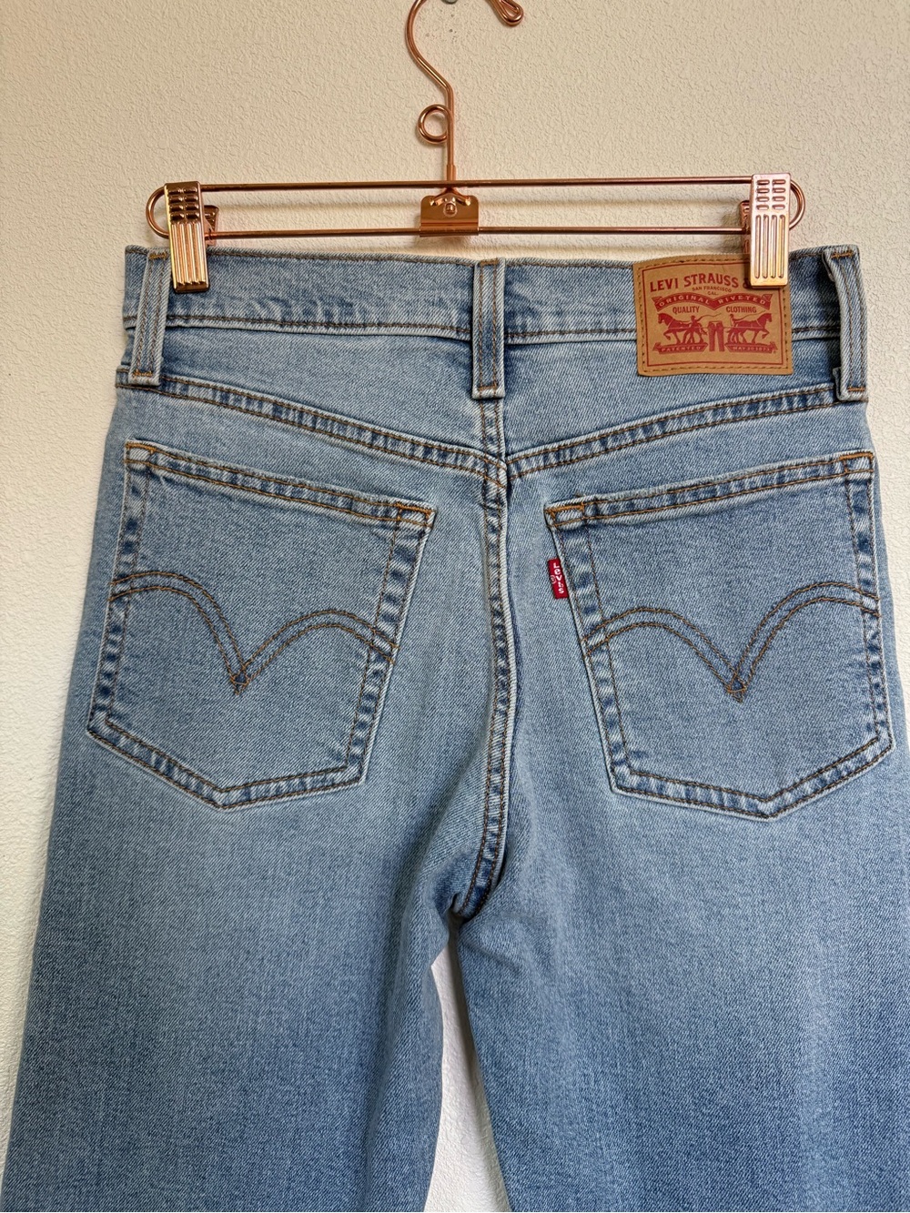 Levi’s Wedgie Straight Jeans Women’s Size 26 Light Wash Distressed Raw Hem - Picture 4 of 10